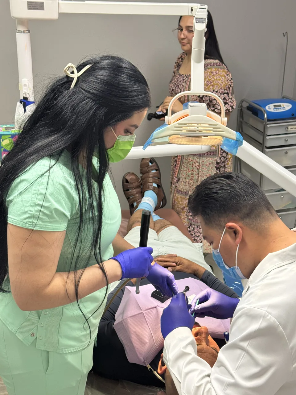 Paciente siendo atendido en uno de los consultorios de Latino Americano Dental