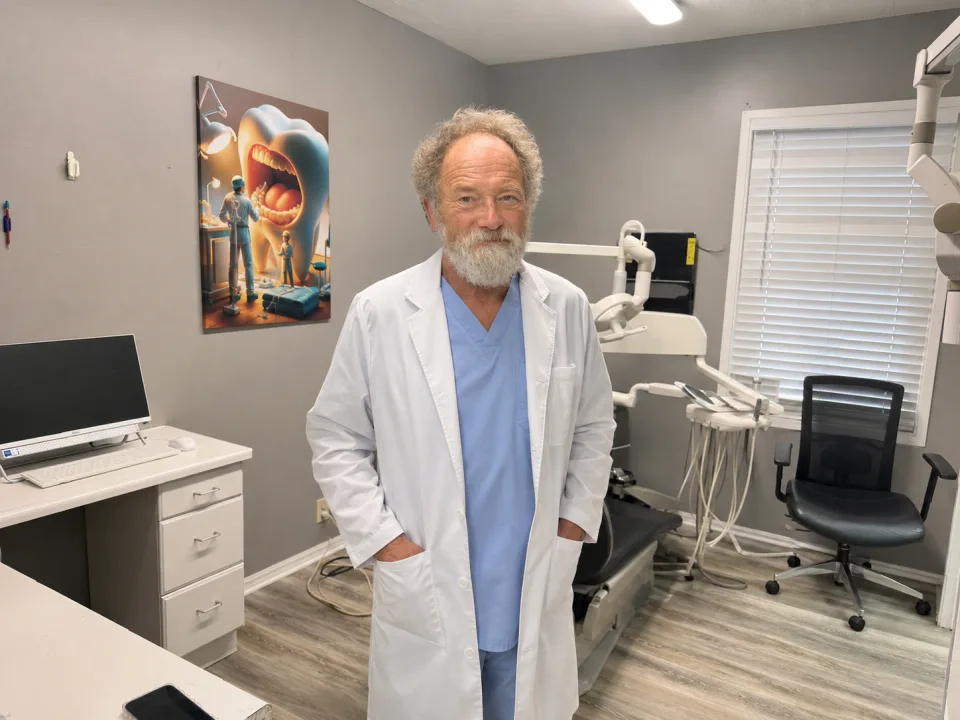 El Dr. Alexander Damascus en el consultorio de Latino Americano Dental en San José, California