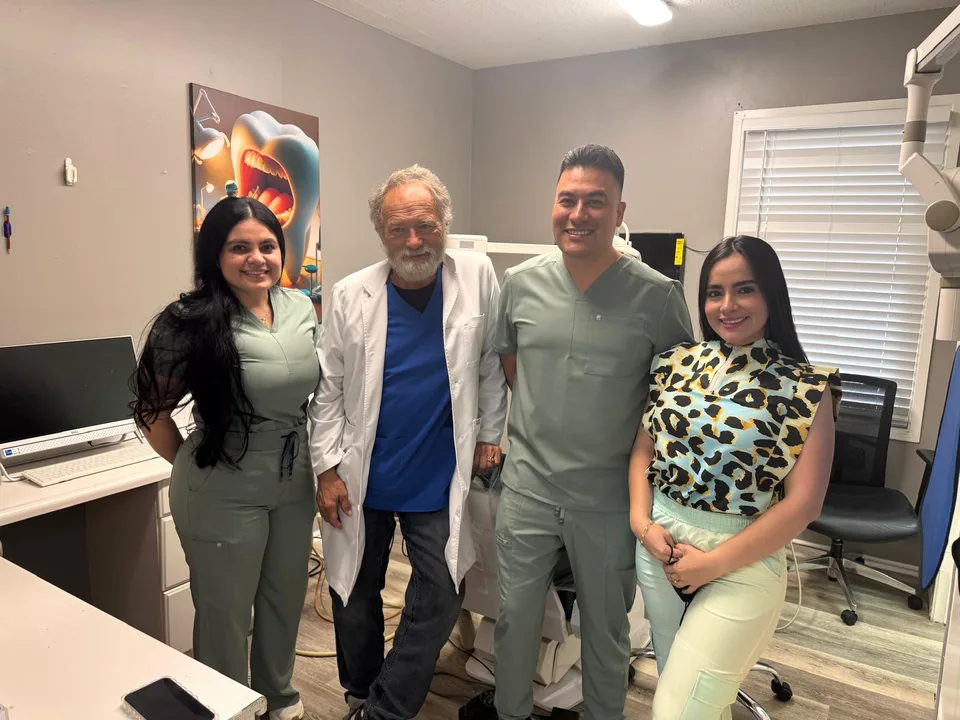 El equipo de Latino Americano Dental sonriendo en su consultorio de San José, California