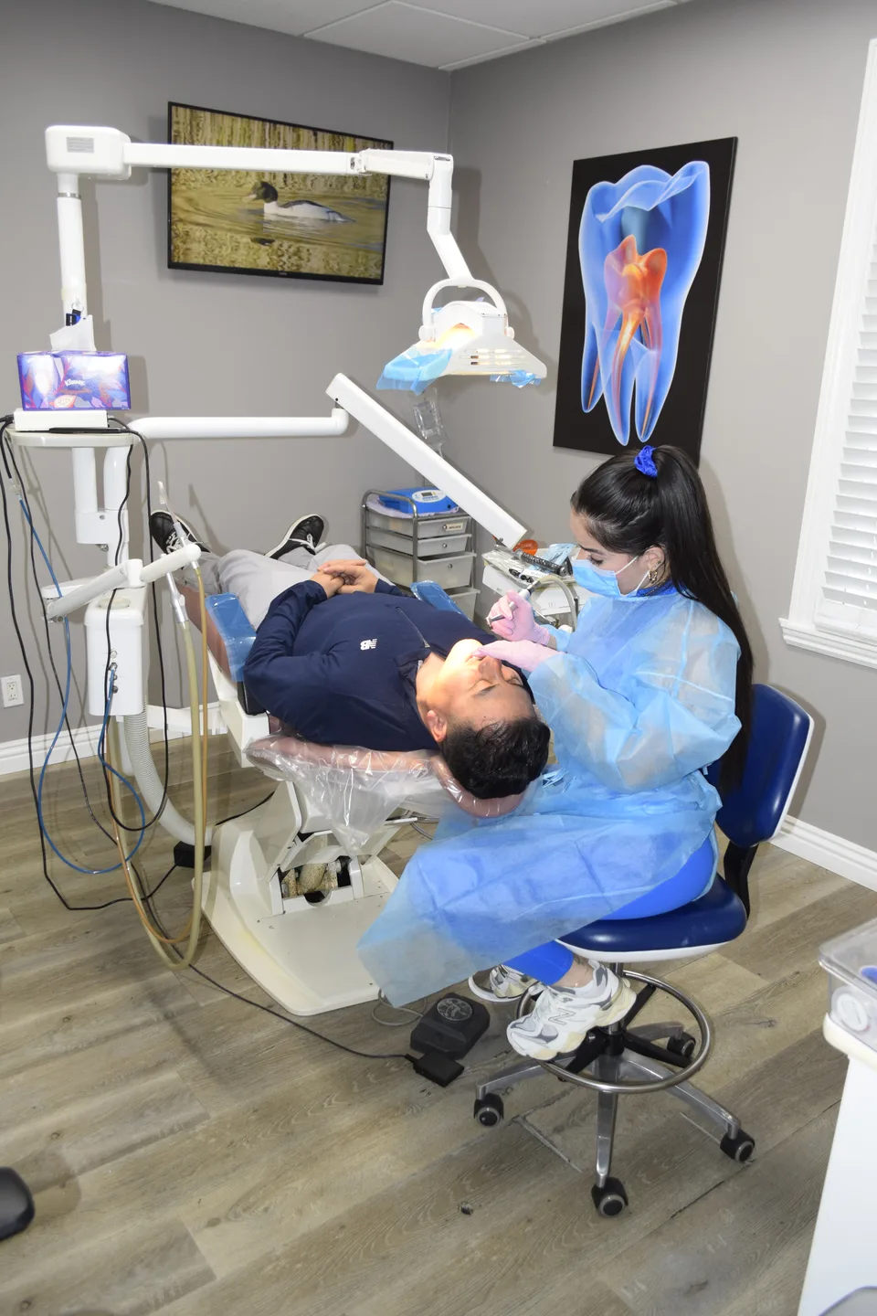 Hygienist at Latino Americano Dental treating a patient at the San Jose office