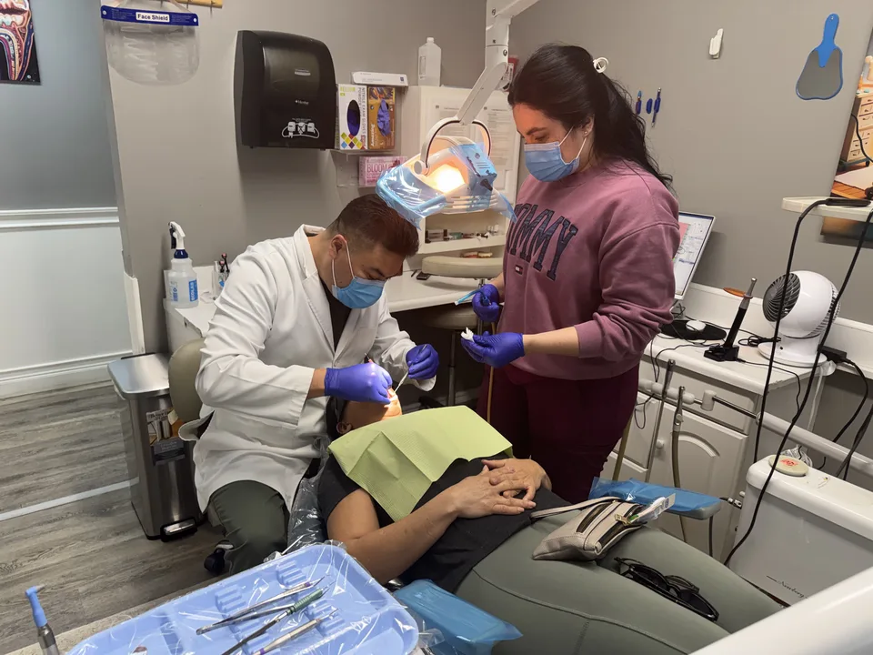 Dentista de Latino Americano Dental realizando un tratamiento dental a un paciente